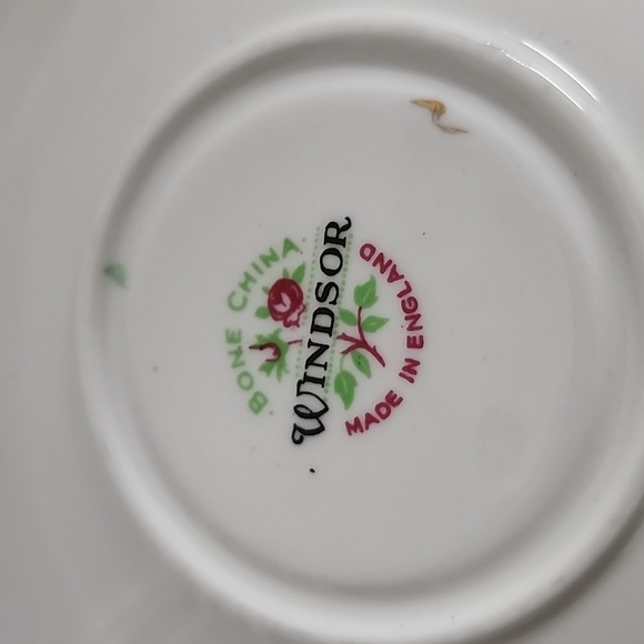 Bone Windsor China England Gilded Floral Pedestal Teacup & Saucer Set - Picture 4 of 7